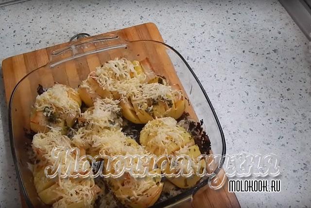 Блюдо посыпано тертым сыром