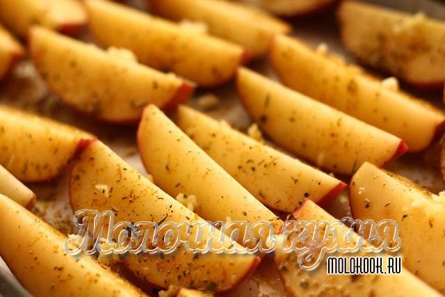 Кусочки картофеля, посыпанные специями