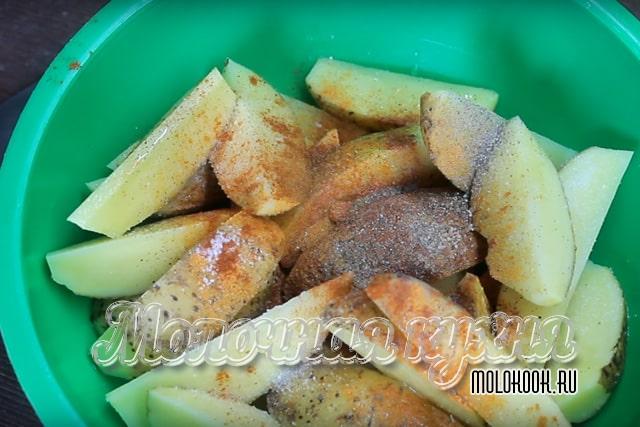 Кусчоки картофеля, посыпанные сухими специями
