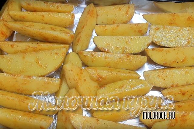 Слой картофельных долек на противне