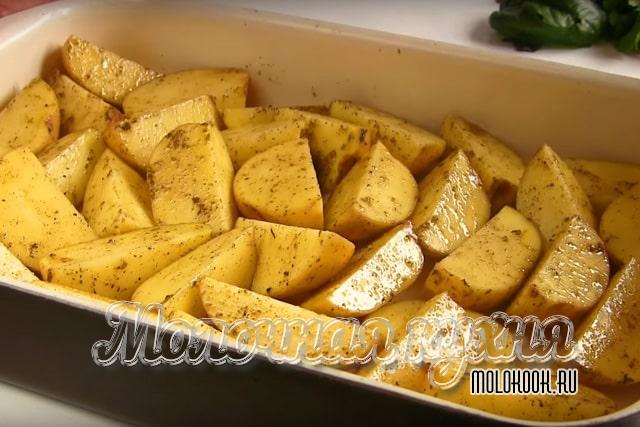 Картофель в жароупорной форме