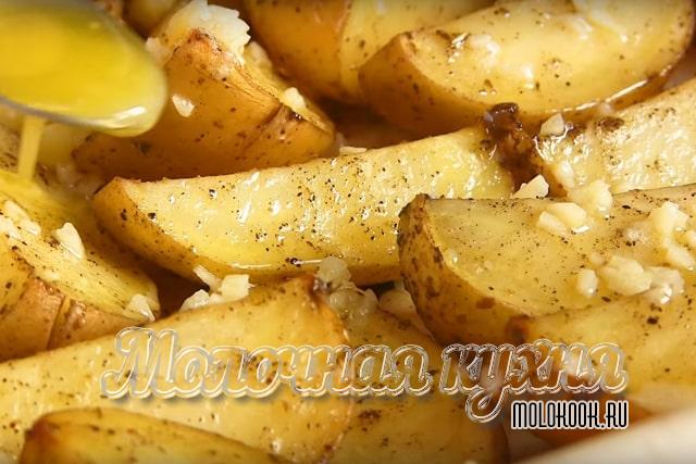 Дольки политы чесночным маслом
