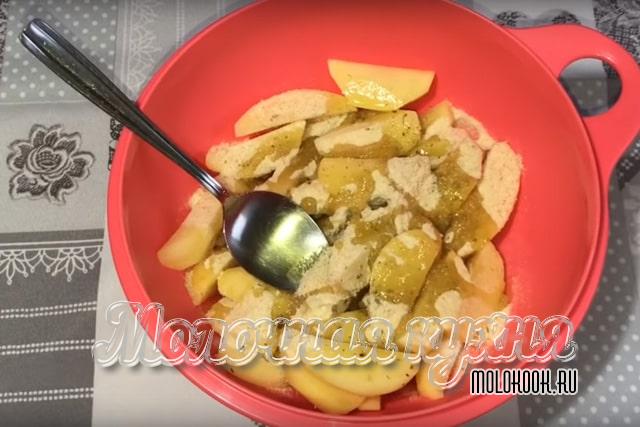 К картофелю добавлено масло и сухари