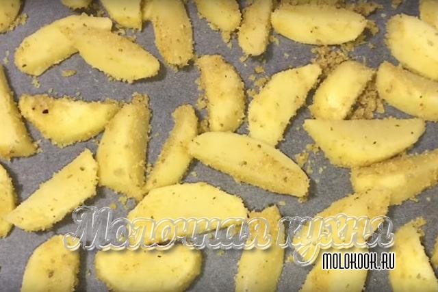 КУсочки в панировке, разложенные по противню