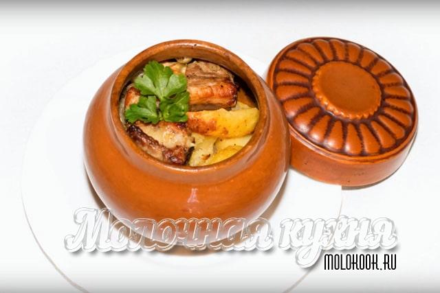 Картошка с мясом, запеченная в глиняных горшочках по-деревенски