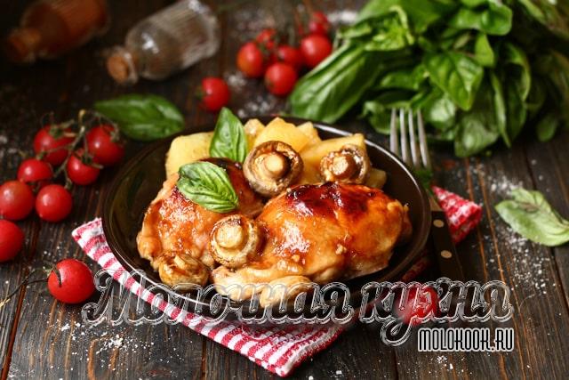 Куриные бедрышки с грибами, маринованные в соевом соусе
