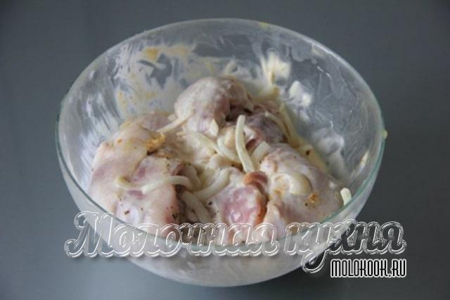 Бедра с репчатым луком и майонезом в миске