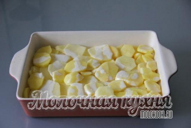 Картофель и лук в жароупорной форме