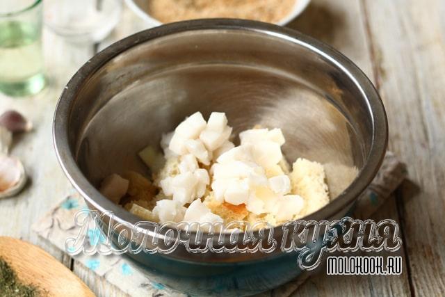 Кубики сала с хлебом