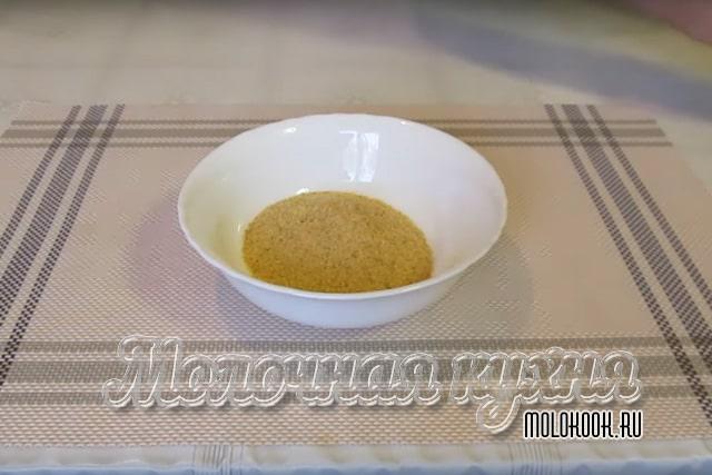 Сухари и манка в миске