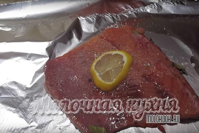 Горбуша, натертая засолочной смесью