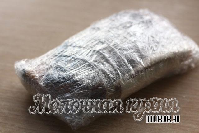 Горбуша, обмотанная пищевой пленкой
