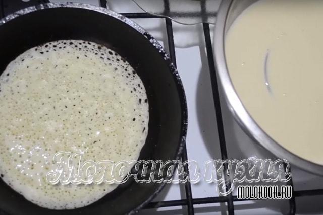 Выпекание первой стороны блина