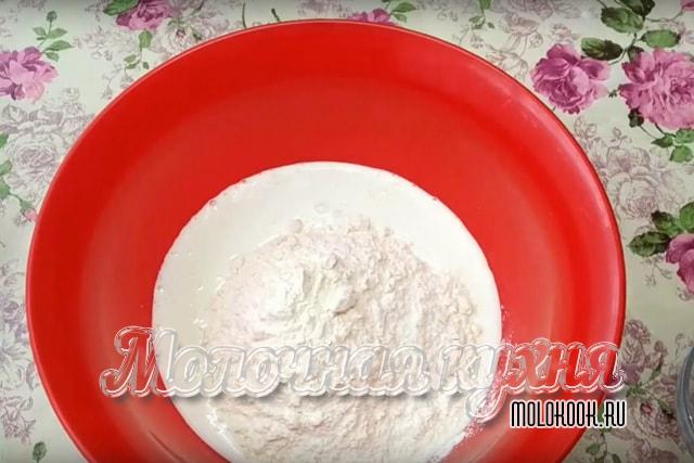 Мука  с кефиром в большой миске