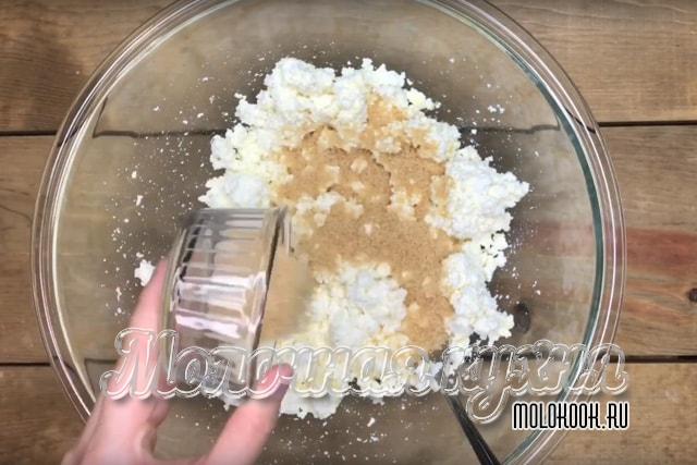 Добавление сахарного песка и соли