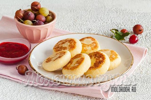 Творожные сырники со сметаной