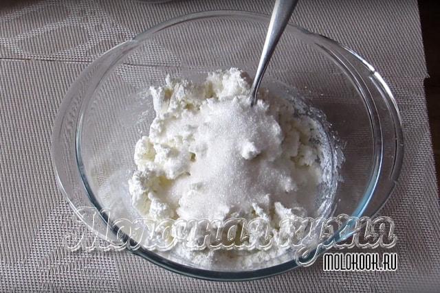 Сахар смешан с творогом