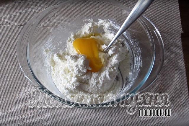 Яйцо отправлено в миску