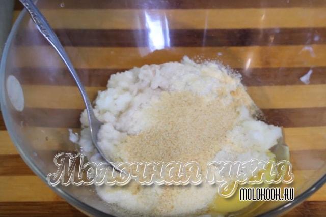 Манка добавлена в кальмаровый фарш
