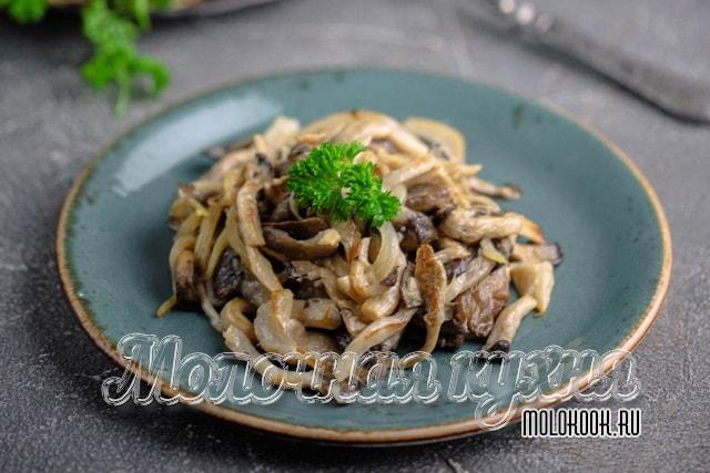 Вешенки, обжаренные на сковородке с луком