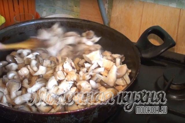 КУсочки вешенок добавлены