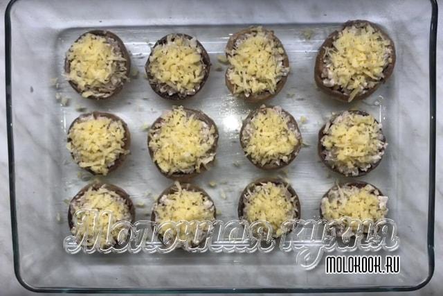 Посыпанные сыром шляпки в жаропрочной форме