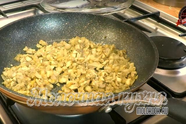 Обжаривание грибных ножек и лука