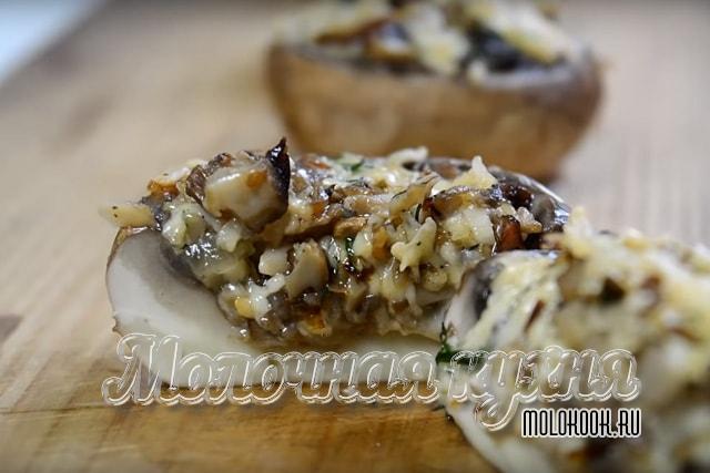 Шампиньоны, фаршированные твердым сыром и грибными ножками