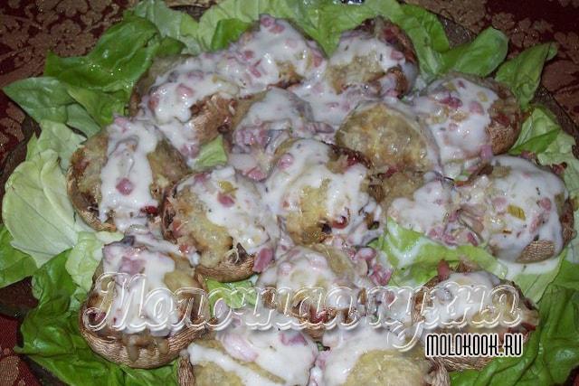 Рецепт запеченных грибов с мясом в сметане