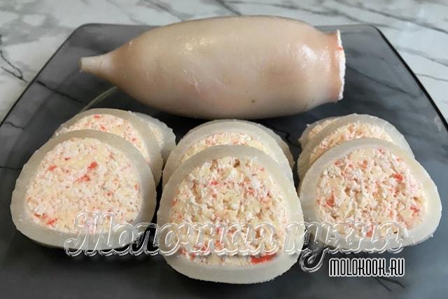 Кальмары с сырно-крабовой начинкой