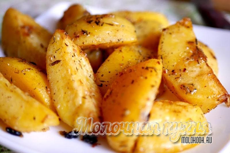 Вкусный картофель по-деревенски, запеченный в духовке