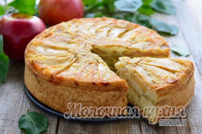 Шарлотка с яблоками, выпеченная в духовке - пышная и вкусная