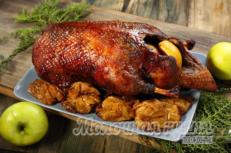 Рецепт запекания праздничной утки с яблоками целиком