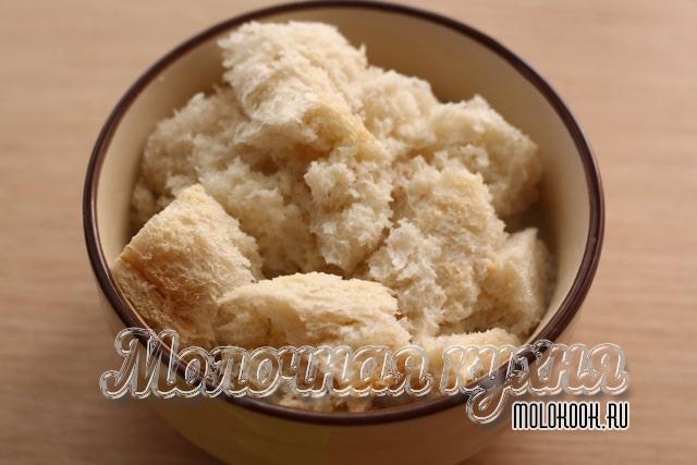 Хлебный мякиш в миске