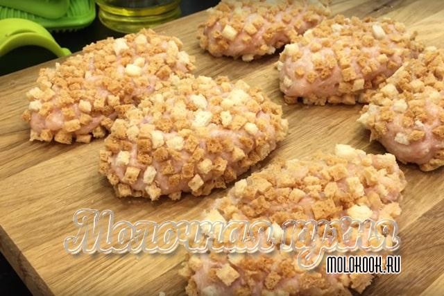 Слепленные и обваленные в сухарях котлеты