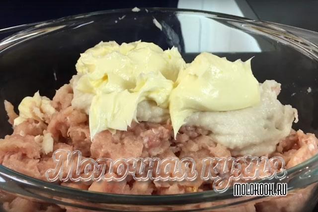 Размоченный хлеб и размягченное масло добавлены