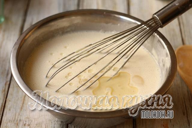 Масло налито в тесто