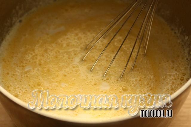 Процесс взбивания яиц и молочных продуктов