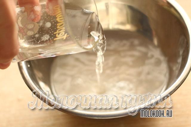 Добавление воды к дрожжам
