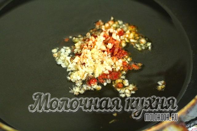 Обжаривание перца и чеснока