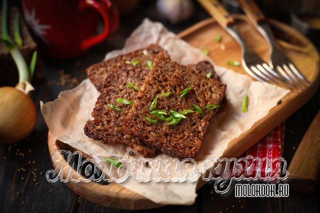 Простые ржаные гренки с чесноком