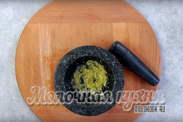 Чеснок, растертый с маслом