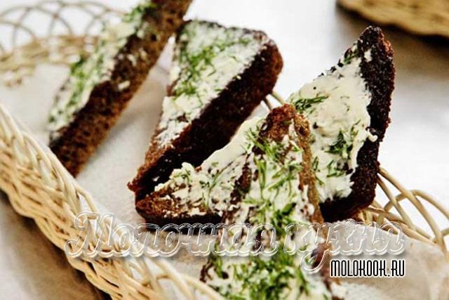Сырно-чесночные гренки из черного хлеба