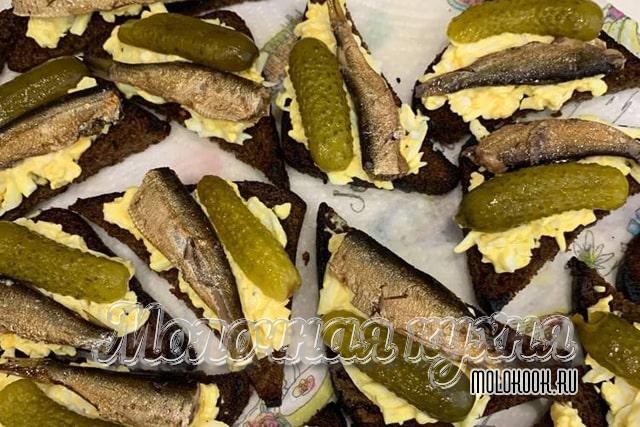 Вариация с огурцом и шпротами