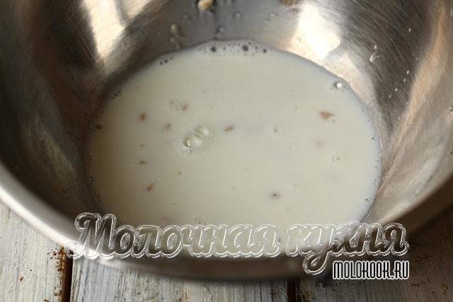 Молоко, смешанное с дрожжами, сахарным песком, солью