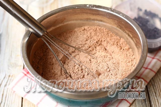 Сыпучие продукты смешаны в миске