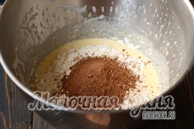 Пекарский порошок, какао и мука высыпаны в миску