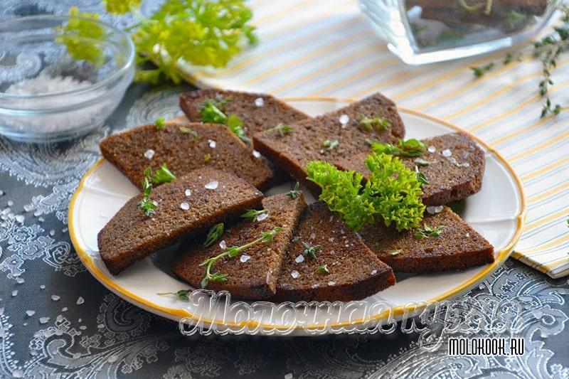 Гренки, приготовленные из черного хлеба, с чесноком