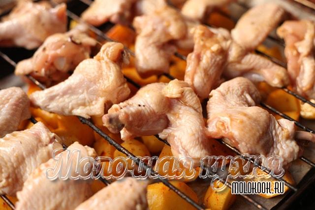 Крылышки разложены по решетке