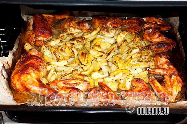 Курица, запеченная под фольгой, с картофелем